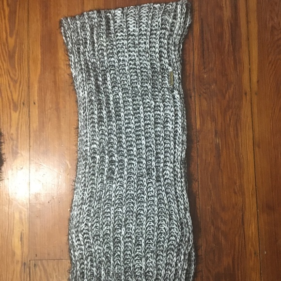 Women’s BEBE Winter Hat With Matching Scarf - Picture 5 of 5